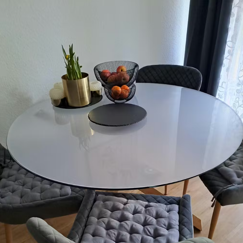 Tischfolie nach Maß für runde Tische – was muss man beachten?